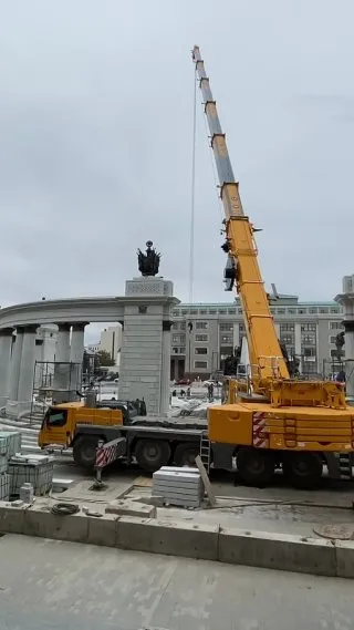 Liebherr LTM 1230-5.1 (230 т) — кадр из видео